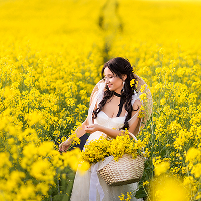 Abiti da sposa Boho, fiori gialli
