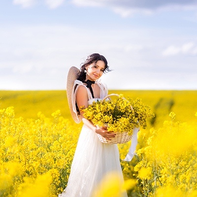 Suknie ślubne Boho, żółte kwiaty